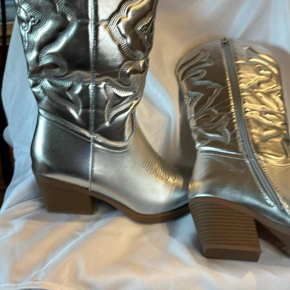 Shiny Silver zip up boots New with tags - Picture 5 of 8